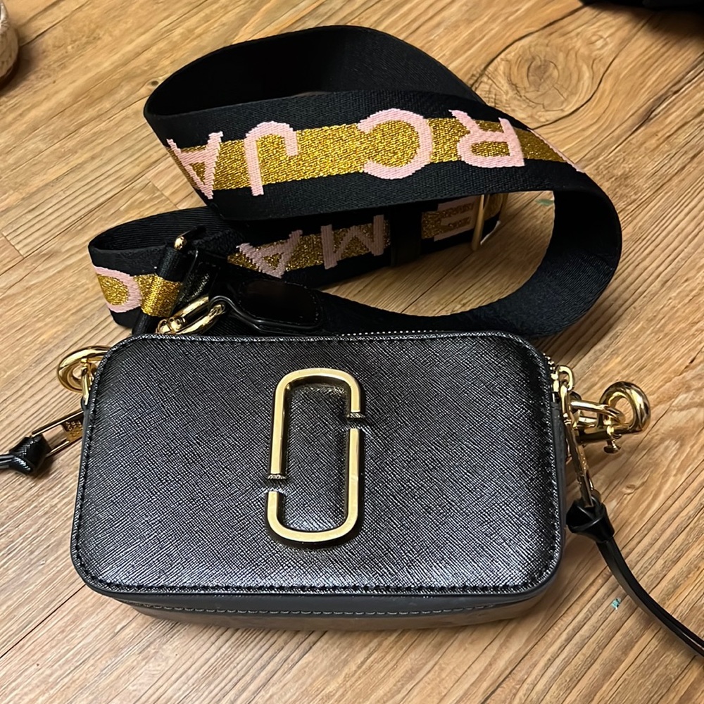 Marc Jacobs black snapshot bag with pink gold straps